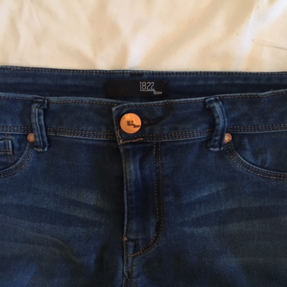 1822 Medium Wash EXCELLENT pre-owned condition
